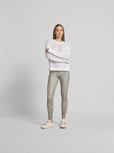 Frauenmodel trägt Leggins mit Allover-Paisley-Print von Juvia im Slim-Fit aus Elastischer-Material-Mix, breiter Bund, Knöchellänge, Ganzkörperansicht von vorne.
