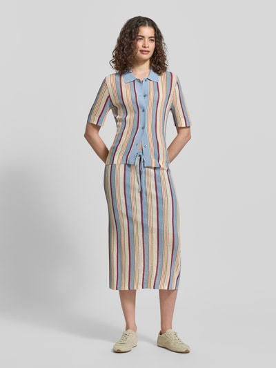 Vrouwenmodel draagt Midirok in tricotlook van Jake*s Casual met smalle pasvorm, elastische band en tunnelkoord, gestreept patroon, Ganzkörperansicht van voren.
