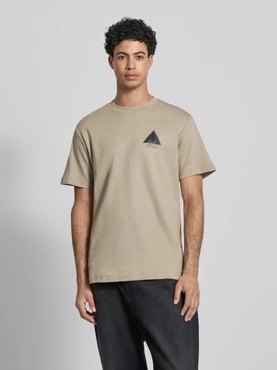 Männermodel trägt Regular Fit T-shirt met logodetail van G-Star Raw in beige, puur katoen, ronde hals, ruglengte maat M 70 cm, Ganzkörperansicht van voren.