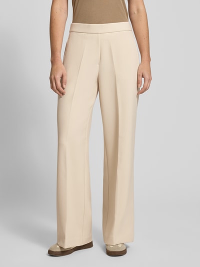Frauenmodel trägt Wide Fit Stoffhose mit Viskose-Anteil Modell 'Charlie' von Someday, Beige, elastischer Material-Mix, Bügelfalten, Ganzkörperansicht von vorne.