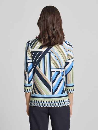 Vrouwenmodel draagt Blusenshirt met 3/4-mouw van Betty Barclay, mix van viscose en elastaan, recht model, ronde hals, ruglengte maat 36: 60 cm, geometrisch patroon in blauw, groen, beige en zwart, gladde textuur. Ganzkörperansicht rückansicht.