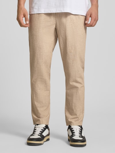 Männermodel trägt Tapered Leinenhose aus Baumwoll-Leinen-Mix Modell 'LINUS' von Only & Sons in Melange-Optik mit Tunnelzug, Ganzkörperansicht von vorne.