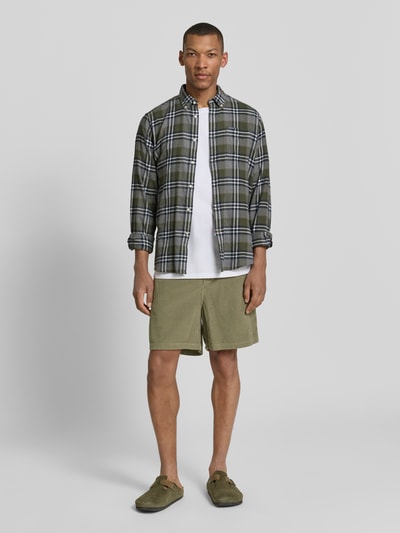 Männermodel trägt Shorts mit elastischem Bund Modell 'PADOW' von American Vintage aus Reine Baumwolle im Loose-Fit, Ganzkörperansicht von vorne.