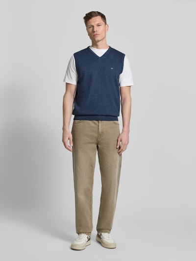 Männermodel trägt Pullunder mit Label-Stitching von Fynch-Hatton in Blau, Reine Baumwolle, Regular-Fit, Ganzkörperansicht von vorne.
