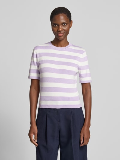 Vrouwenmodel draagt gebreid shirt van viscosemix, slim fit, all-over look model 'Maria' van GUIDO MARIA KRETSCHMER WOMAN, ronde hals, ruglengte 47 cm, mouwlengte 23 cm, maat 36, lila-wit gestreept, gladde textuur, voorkant hele lichaam.