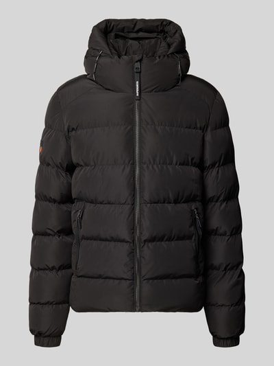 Produktfoto, Steppjacke mit Label-Stitching und Kapuze von Superdry in Schwarz, gerader Schnitt, mit Reißverschluss und Kordelzug