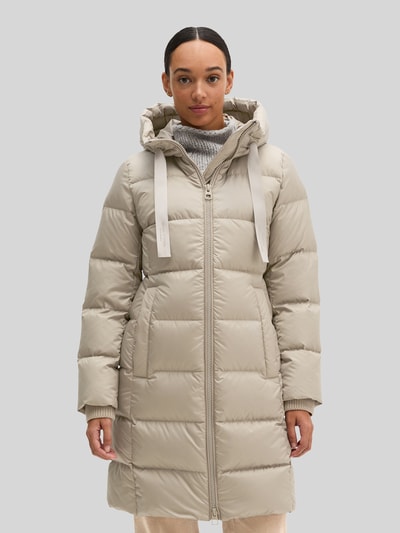Kobiece modelka nosi Regular Fit Daunenmantel mit Label-Print od Marc O'Polo, jasny beż, matowa tekstura, widok całej sylwetki z przodu