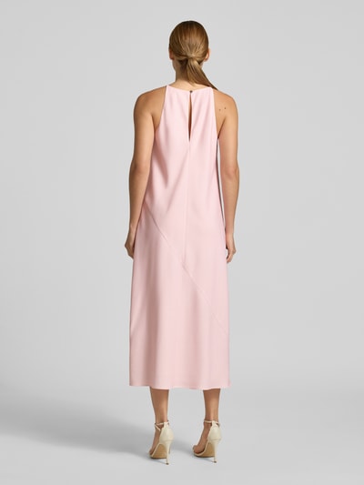 Frauenmodel trägt sukienka midi z satyny od Ted Baker, model 'Lowela', krój regular fit, kwiatowy nadruk na całej powierzchni, krój bez rękawów, długość tyłu w rozmiarze 36: 120 cm, szerokość w rozmiarze 36: 44 cm, jasnoróżowy kolor, gładka tekstura, całkowity widok z tyłu