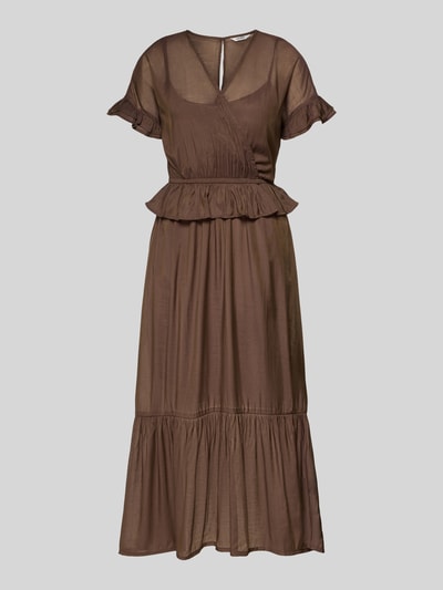 Produktfoto, Maxikleid aus Viskose-Mix im Stufen-Look Modell 'Gunnvor' von mbyM, taillierter Schnitt, V-Ausschnitt, Wickel-Optik, braune Farbe, strukturierte Textur, Rückenlänge bei Größe S 134 cm, Brustweite 43 cm, Ärmellänge 7 cm