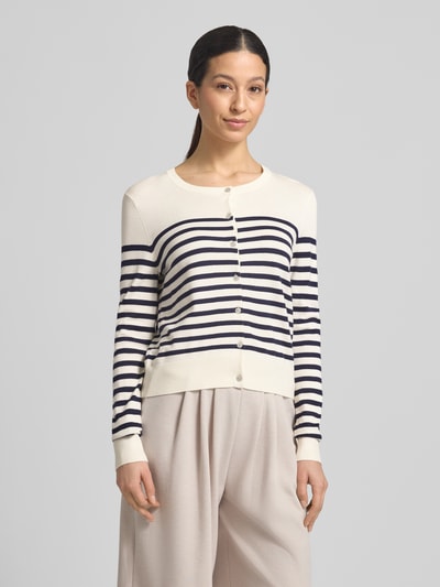 Frauenmodel trägt Strickjacke aus Viskose-Mix mit Streifenmuster von Christian Berg Woman, creme-blau, Knopfleiste, Regular Fit, Ganzkörperansicht von vorne