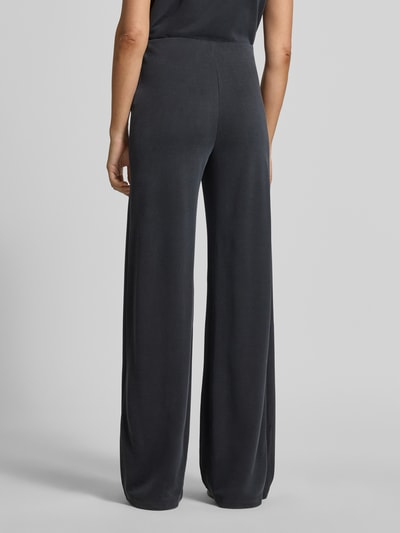 Frauenmodel trägt Hose aus Modal-Mix mit Längsnähten von Jake*s Collection in Dunkelgrau, Relaxed Fit, elastischer Bund, Ganzkörperansicht Rückansicht.