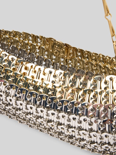 Produktfoto, Clutch in Ketten-Optik von Rabanne, glänzende gold-silberne Metallstruktur, sichtbares Logo-Detail, Makroaufnahme, Clutch für Damen, offen gestaltetes Hauptfach, Ketten-Trageriemen, Maße: 26 x 11 x 5 cm.