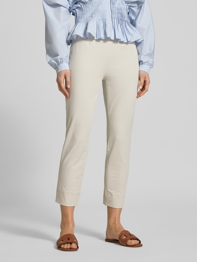 Modelka nosi schmale Schlupfhose aus Techno Cotton Superstretch von Raffaello Rossi, krój slim fit, skrócona długość, model 'PENNY 6/8', szerokość w rozmiarze 36: 36 cm, długość wewnętrzna nogawki w rozmiarze 36: 61 cm, jasny kolor, gładka faktura, całkowity widok z przodu.