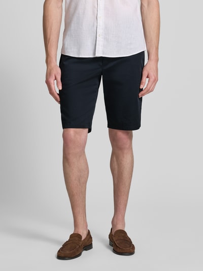 Männermodel trägt Bermudas aus Light Baumwolle mit Gürtel von Christian Berg Men, navy, Regular Fit, Nahaufnahme Oberkörper bis Knie.