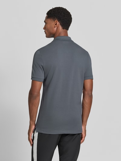 Männermodel trägt Slim Fit Poloshirt aus reiner Baumwolle von Lacoste in Grau, Rückansicht, Herren Poloshirt von Lacoste, Ganzkörperansicht Rückansicht.