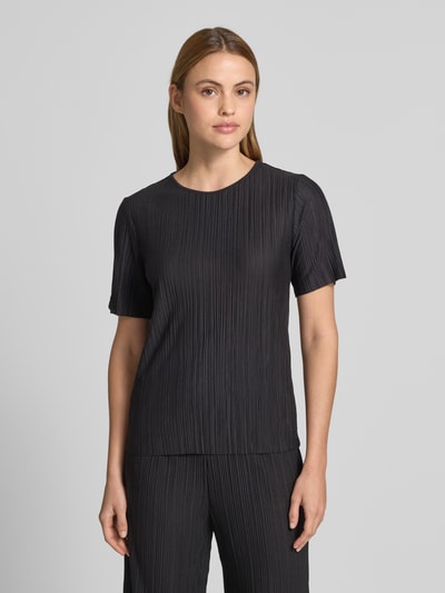 Frauenmodel trägt Damen T-Shirt mit Rundhalsausschnitt Modell 'LISA' von Vila, Schwarz, feine Plisseefalten, Material-Mix mit Viskose-Anteil, gerader Schnitt, Ganzkörperansicht von vorne.