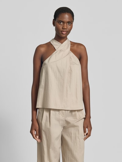 Frauenmodel trägt Neckholder-Blusentop aus Baumwoll-Mix von Jake*s Collection in Beige mit Drapierungen, Regular-Fit, Knopfverschluss, Ganzkörperansicht von vorne. Rückenlänge bei Größe 36: 59 cm.