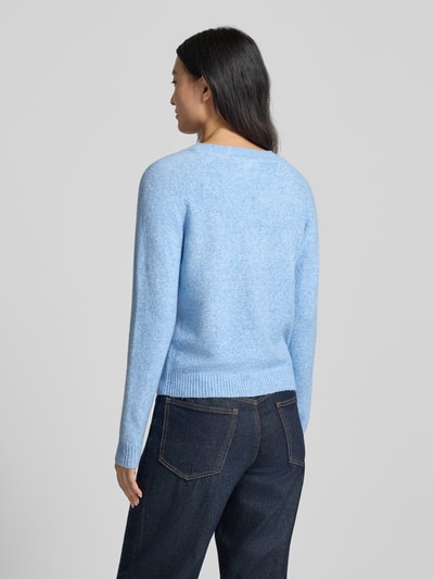Frauenmodel trägt Regular Fit Pullover mit Streifen Modell 'DOFFY' von VERO MODA in Hellblau, glatte Textur, Ganzkörperansicht Rückansicht.