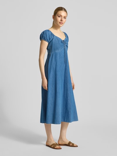 Vrouwenmodel draagt Midikleid mit Puffärmeln van GAP, getailleerde fit, hartvormige halslijn, plooien, pofmouwen, vetersluiting, denimblauw, lengte rug maat S 102 cm, borstwijdte 40 cm, mouwlengte 12 cm, volledig lichaam vooraanzicht.