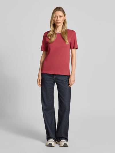 Modelka kobieca ma na sobie T-Shirt aus reiner Baumwolle od Jake*s Casual, bawełniana koszulka damska, prosty krój, okrągły dekolt, krótkie rękawy, długość tyłu w rozmiarze S: 59 cm, kolor czerwony, gładka tekstura, całkowity widok z przodu.