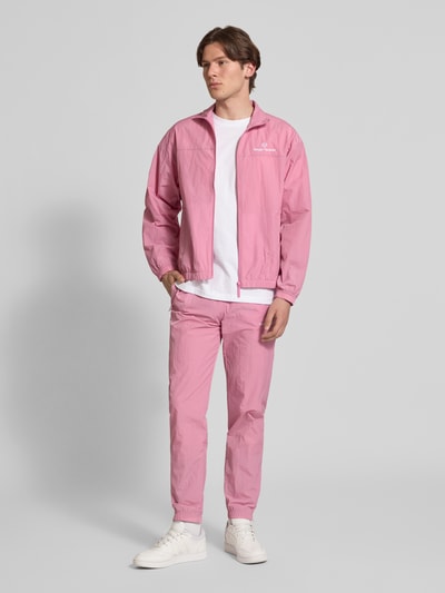 Męskimodel nosi Regular Fit kurtkę ze stójką model 'Nayla' od SERGIO TACCHINI, róż, zamek błyskawiczny, wpuszczane kieszenie, elastyczne wykończenia, długość tyłu 69 cm, długość rękawów 61 cm, krój regular fit, Ganzkörperansicht von vorne.