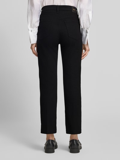 Frauenmodel trägt schwarze Straight Fit Jeans aus reiner Baumwolle Modell 'STYLE.MAY S' von Brax, Damen Straight Fit Jeans, Ganzkörperansicht Rückansicht.