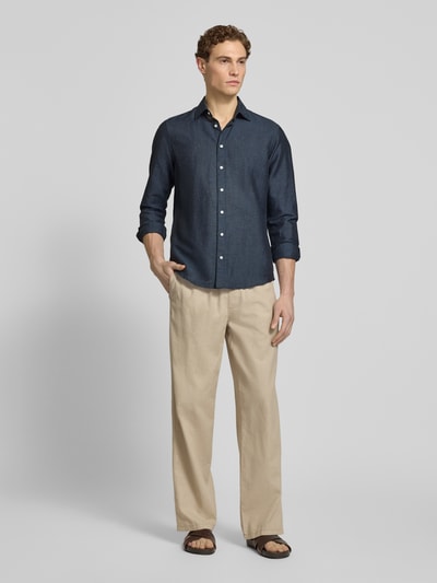 Mannelijk model draagt Regular Fit vrijetijdsoverhemd uit mix van katoen en linnen van Jake*s, donkerblauw, met kentkraag en volledige knoopsluiting, ruglengte maat M 75 cm, schouderbreedte 50 cm, mouwlengte 66 cm, geheel van voren.