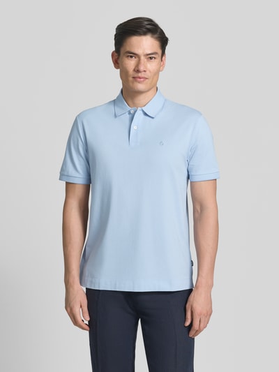 Männermodel trägt Regular Fit Poloshirt aus reiner Baumwolle Modell 'C-PARRIS' von BOSS, Optik: Unifarben, Logo-Stitching, Piqué-Struktur, Ganzkörperansicht von vorne.
