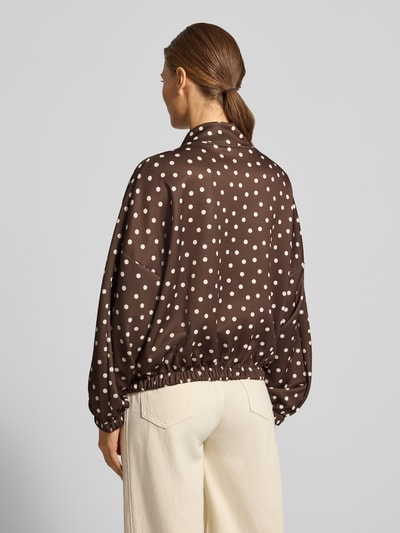 Frauenmodel trägt Jacke im Allover-Look Modell 'Is44ina' von ZABAIONE mit Punkten, Material-Mix, Regular Fit, Ganzkörperansicht Rückansicht.