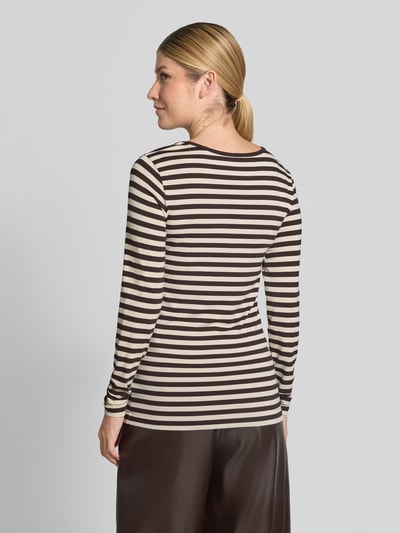 Frauenmodel trägt Skinny Fit Longsleeve aus Viskose-Elasthan-Mix Modell 'Liana' von FREE/QUENT, braun-beige gestreift, Rückenlänge bei Größe S: 61 cm, Ganzkörperansicht Rückansicht.