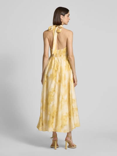 Modelka nosi Midikleid aus Lyocell-Mix mit Eingrifftaschen Modell 'FIE' von Copenhagen Muse, żółto-beżowe wzory, A-linia, całkowity widok z tyłu.