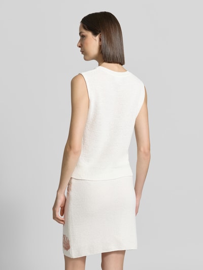 Frauenmodel trägt Stricktop mit Rundhalsausschnitt und Label-Detail von Marc Cain in Weiß, Baumwoll-Mix, gerader Schnitt, Ganzkörperansicht Rückansicht.