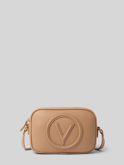 Produktfoto, Camera Bag mit Logo-Detail Modell 'Covent' von VALENTINO BAGS in Beige mit strukturierter Oberfläche, Hauptfach mit Reißverschluss, schmaler Schulterriemen, Breite 23 cm, Länge 16 cm, Tiefe 9 cm, Länge Schulterriemen 132 cm.
