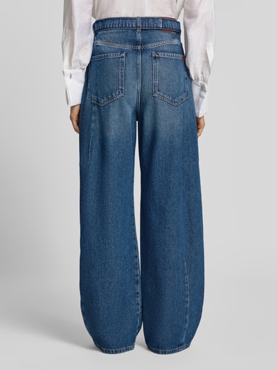 Frauenmodel trägt Barrel Jeans aus reiner Baumwolle Modell 'MADIA' von Max Mara, blaue Denim-Struktur, Ganzkörperansicht Rückansicht, Damen Barrel Jeans von Weekend Max Mara