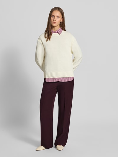 Vrouwenmodel draagt wijdte broek met viscose model 'HATTIE-LANA' van ONLY in donkerpaars, Dames wijdte broek, volledig lichaamsaanzicht voorkant.
