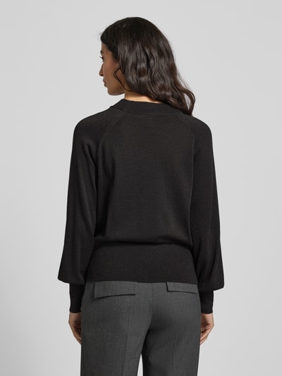 Frauenmodel trägt Strickpullover aus Viskose-Mix Modell 'MOBBE' von B.Young, Regular-Fit, Stehkragen, Rückenlänge 57 cm, Ärmellänge 74 cm, dunkle Farbe, glatte Textur, Ganzkörperansicht Rückansicht.