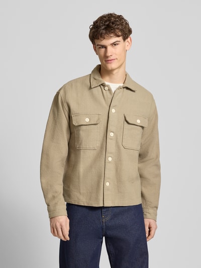 Männermodel trägt Regular Fit Hemdjacke mit Strukturmuster Modell 'Upstate' von Jack & Jones, beige, Brusttaschen, Ganzkörperansicht von vorne.