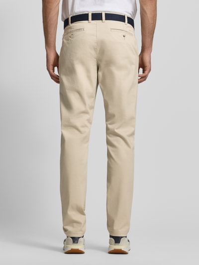 Männermodel trägt Stoffhose mit französischen Eingrifftaschen von MCNEAL, Baumwoll-Elasthan-Mix, Unifarbenes-Design, Gerader-Schnitt, Ganzkörperansicht Rückansicht.