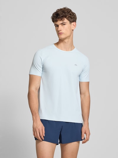 Męski model nosi T-Shirt mit Strukturmuster Modell 'TELLER TEE' od Ellesse, jasnoniebieski, logo, okrągły dekolt, krój regular fit, mieszanka materiałów ze stretch, długość tyłu w rozmiarze M: 67 cm, ujęcie całej sylwetki z przodu.