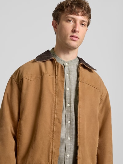 Męski model nosi Regular Fit Freizeithemd aus reiner Baumwolle Modell 'DARIS' od Blend, stójka, zapięcie na guziki, kolor szary, krój regular fit, długość tyłu w rozmiarze M: 76 cm, szerokość ramion w rozmiarze M: 46 cm, długość rękawa w rozmiarze M: 66 cm, tkanina o gładkiej strukturze, zdjęcie: zbliżenie na górną część ciała.