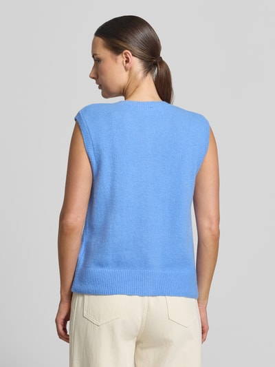 Frauenmodel trägt Strickweste mit Alpaka-Anteil von Milano Italy in Hellblau mit gerippten Abschlüssen und körpernaher Passform, Ganzkörperansicht Rückansicht.