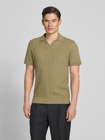 Männermodel trägt Regular Fit Poloshirt mit Strukturmuster Modell 'DYRVIK' von Casual Friday, Reine Baumwolle, Polokragen, Gerippte-Abschlüsse, grün, Ganzkörperansicht von vorne. Rückenlänge bei Größe M: 72 cm.