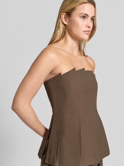 Vrouwenmodel draagt Blusentop im Off-Shoulder-Look Modell 'stacy pleat corsage' van Gestuz, Materiaalmix met viscose, getailleerd model, ruglengte bij maat 36: 46 cm, Nahaufnahme Oberkörper