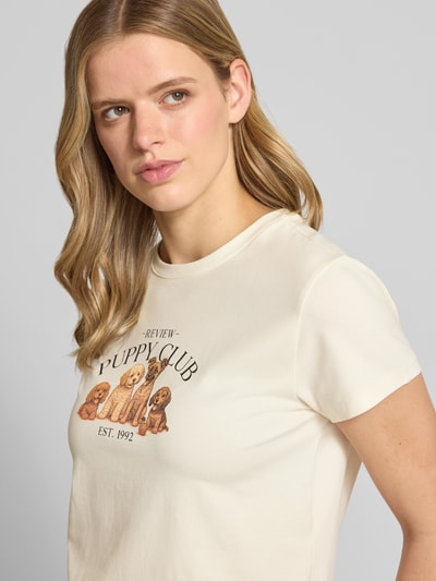Vrouwenmodel draagt T-shirt met motiefprint en ronde hals van REVIEW, mix van katoen en elastaan, regular fit, ruglengte maat S 51 cm, Nahaufnahme Oberkörper.