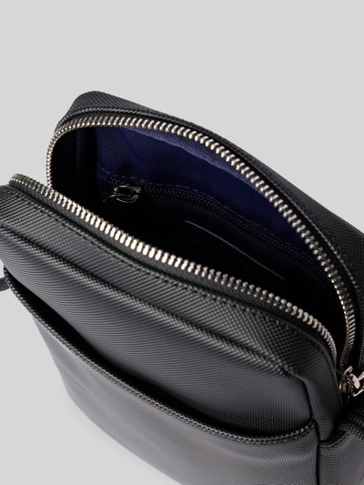 Produktfoto, schwarze Umhängetasche mit Logo-Print 'Classic Vertical Camera B' von Lacoste für Herren, fein strukturierte Oberfläche