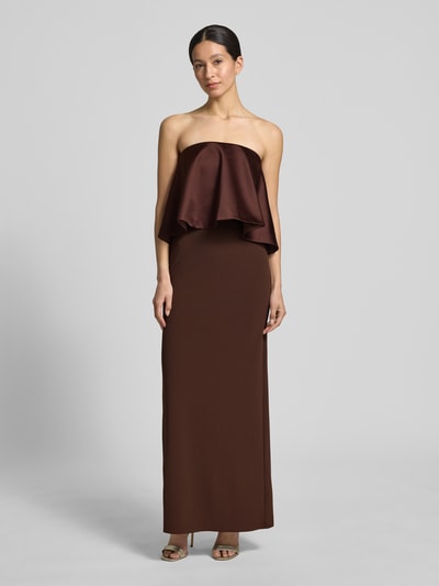 Frauenmodel trägt Slim Fit Maxikleid mit Satin-Besatz von Rinascimento in Braun, schulterfrei, glatte Textur, Ganzkörperansicht von vorne.