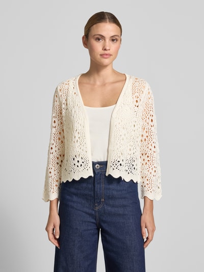 Modelka nosi Relaxed Fit Strickjacke in Lochstrick-Optik von Betty Barclay, półprzezroczysty materiał, rękaw o dł. 3/4, kremowy, widok z przodu, półzbliżenie. Długość tyłu 50 cm, długość rękawów 54 cm, rozmiar 36.