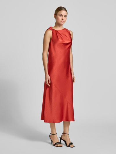 Kobiece modelka nosi Relaxed Fit sukienka midi z satyny model 'Elouize' od Ted Baker, efekt przewiązania, krój bez rękawów, imitacja satyny, kolor pomarańczowo-czerwony, długość tyłu w rozmiarze 36: 50 cm, szerokość w rozmiarze 36: 45 cm, długość rękawów w rozmiarze 36: 120 cm, całkowity widok z przodu