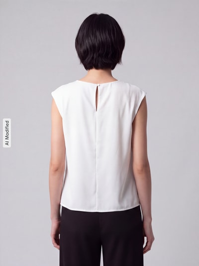 Frauenmodel trägt Blusenshirt mit gelegten Falten von Christian Berg Woman Selection in Weiß, gerade Form, Material-Mix, Ganzkörperansicht Rückansicht, KI-modifiziertes Bild.