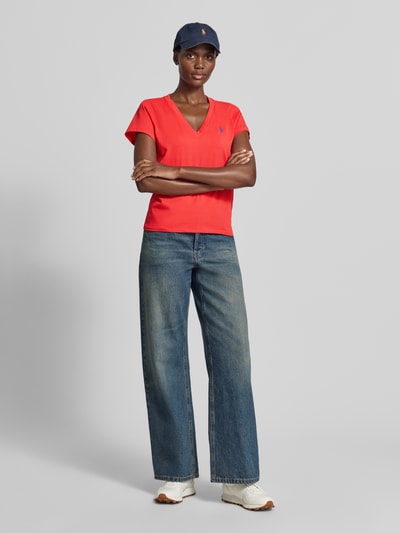 Frauenmodel trägt Regular Fit T-Shirt aus reiner Baumwolle von Polo Ralph Lauren in Optik: Unifarben, Logo-Stitching, V-Ausschnitt, Kurzarm, Materialverarbeitung: Jersey, Ganzkörperansicht von vorne.